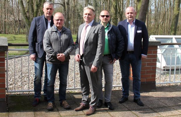 Der Vorstand des Landesverbands Mecklenburg-Vorpommern (von links): Stellvertretender Landesinnungsmeister Jens Wollin, Landeslehrlingswart Klaus Neubauer, Landesinnungsmeister Hans-Christian Ockens, Schatzmeister Carsten Gühlstorf und Vorstandsmitglied Andreas Ledder. Der Vorstand des Landesverbands Mecklenburg-Vorpommern (von links): Stellvertretender Landesinnungsmeister Jens Wollin, Landeslehrlingswart Klaus Neubauer, Landesinnungsmeister Hans-Christian Ockens, Schatzmeister Carsten Gühlstorf und Vorstandsmitglied Andreas Ledder.