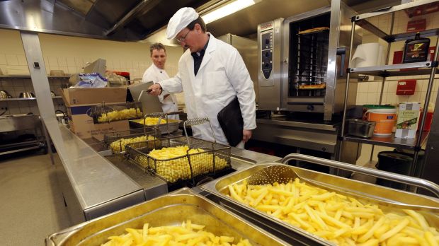Diese Kontrolle in einer Großküche hat stattgefunden. Viele andere fallen aus, weil Personal fehlt, kritisiert Foodwatch. Diese Kontrolle in einer Großküche hat stattgefunden. Viele andere fallen aus, weil Personal fehlt, kritisiert Foodwatch.