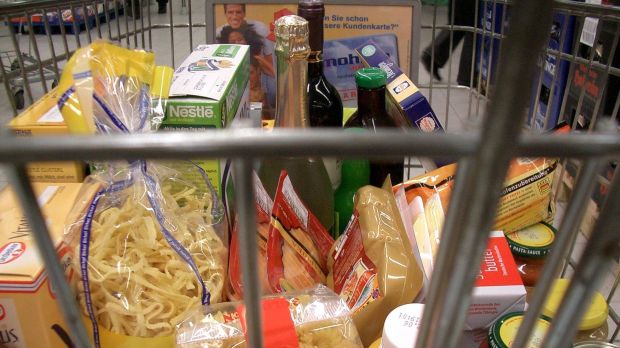 Für Lebensmittelpreise müssen Verbraucher tiefer in die Tasche greifen. Für Lebensmittelpreise müssen Verbraucher tiefer in die Tasche greifen.