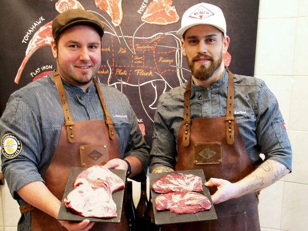 Spaß an Fleisch: Die Fleischermeister Lennart Hermstein (links) und Philipp Barthel waren früher in ganz anderen Branchen unterwegs. Spaß an Fleisch: Die Fleischermeister Lennart Hermstein (links) und Philipp Barthel waren früher in ganz anderen Branchen unterwegs.