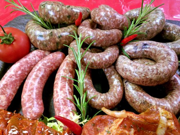 Die beigefügten Parmesan- und Blaubeeranteile schimmern durch die Bratwursthülle hindurch. Die beigefügten Parmesan- und Blaubeeranteile schimmern durch die Bratwursthülle hindurch.