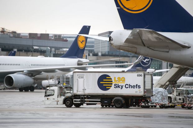 Ein Lieferwagen der LSG Sky Chefs am Frankfurter Flughafen. Ein Lieferwagen der LSG Sky Chefs am Frankfurter Flughafen.
