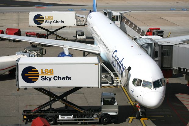 Betankung und Catering einer Condor am Flughafen Hamburg. Betankung und Catering einer Condor am Flughafen Hamburg.