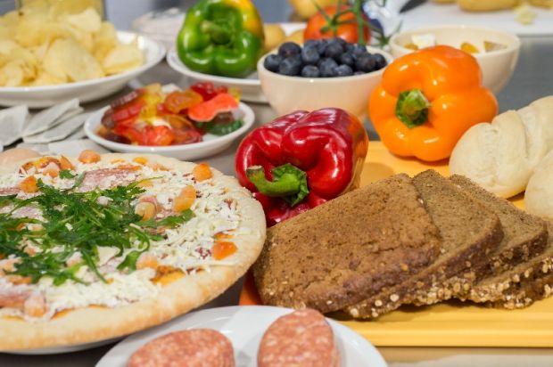 Aus bereits vorliegenden Daten von Verzehrstudien erstellt das BfR-MEAL-Team einen Einkaufszettel, der das deutsche Ernährungsverhalten repräsentativ abbildet. Er deckt 90 Prozent der in Deutschland verzehrten Lebensmittel ab. Zudem berücksichtigt er hoch belastete Lebensmittel, auch wenn diese selten konsumiert werden. Aus bereits vorliegenden Daten von Verzehrstudien erstellt das BfR-MEAL-Team einen Einkaufszettel, der das deutsche Ernährungsverhalten repräsentativ abbildet. Er deckt 90 Prozent der in Deutschland verzehrten Lebensmittel ab. Zudem berücksichtigt er hoch belastete Lebensmittel, auch wenn diese selten konsumiert werden.