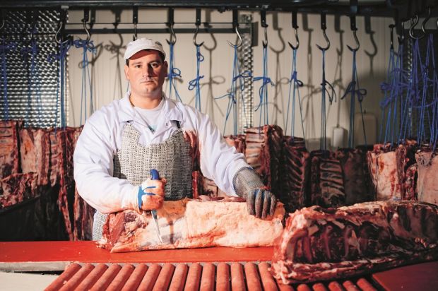 Jedes Roastbeef wird selektiert und passgenau zugeschnitten, wie hier von Marc Heimrath. Er ist seit über 20 Jahren im Unternehmen und überprüft die Qualität der Ware. Jedes Roastbeef wird selektiert und passgenau zugeschnitten, wie hier von Marc Heimrath. Er ist seit über 20 Jahren im Unternehmen und überprüft die Qualität der Ware.