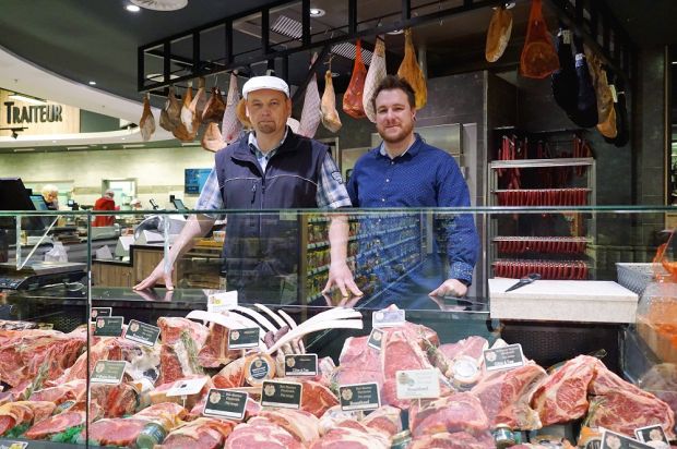 Massenware ist nicht ihr Ding: Produktionsleiter Gilles Laplume (rechts) und Metzgermeister Alain Trost. Massenware ist nicht ihr Ding: Produktionsleiter Gilles Laplume (rechts) und Metzgermeister Alain Trost.