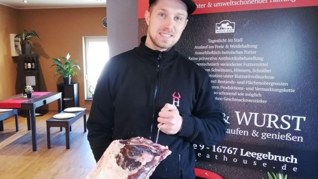 Hat den Geschmack seiner Kunden getroffen: Fleischermeister Melvin Jenson setzt auf handwerklich produzierte Erzeugnisse. Hat den Geschmack seiner Kunden getroffen: Fleischermeister Melvin Jenson setzt auf handwerklich produzierte Erzeugnisse.