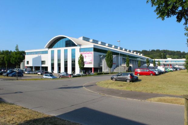 Im Frühjahr 2011 bezog die Mega Stockach ihren neuen Cash & Carry-Markt im Gewerbegebiet Blumhof mit einer Nutzfläche von mehr als 12.000 qm. Im Frühjahr 2011 bezog die Mega Stockach ihren neuen Cash & Carry-Markt im Gewerbegebiet Blumhof mit einer Nutzfläche von mehr als 12.000 qm.