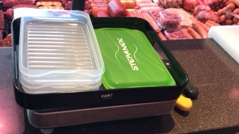 Einige Fleischereien lassen den Gebrauch von Mehrwegdosen zu. Sie werden auf ein Tablett gestellt bevor sie hinter die Theke genommen werden. Einige Fleischereien lassen den Gebrauch von Mehrwegdosen zu. Sie werden auf ein Tablett gestellt bevor sie hinter die Theke genommen werden.