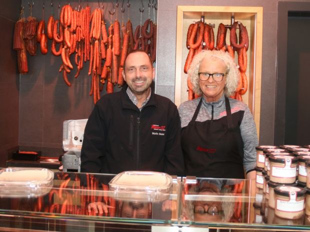 Weniger ist mehr: In der einzigen Filiale bieten Fleischermeister Martin Meier und seine Fachverkäuferin etwa 75 Produkte an, die alles aus eigener Produktion stammen. Weniger ist mehr: In der einzigen Filiale bieten Fleischermeister Martin Meier und seine Fachverkäuferin etwa 75 Produkte an, die alles aus eigener Produktion stammen.