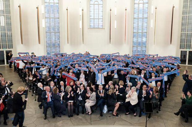 Jeder Absolvent ist ein Deutscher Meister. So stand es auf den Schals zu lesen, die die Meister stolz und öffentlichkeitswirksam bei der Übergabe der Urkunden in der Frankfurter Paulskirche zeigten. Jeder Absolvent ist ein Deutscher Meister. So stand es auf den Schals zu lesen, die die Meister stolz und öffentlichkeitswirksam bei der Übergabe der Urkunden in der Frankfurter Paulskirche zeigten.
