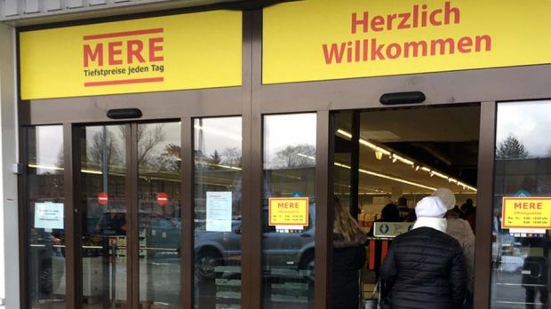 Mere verspricht „Tiefstpreise jeden Tag“ . Mere verspricht „Tiefstpreise jeden Tag“ .