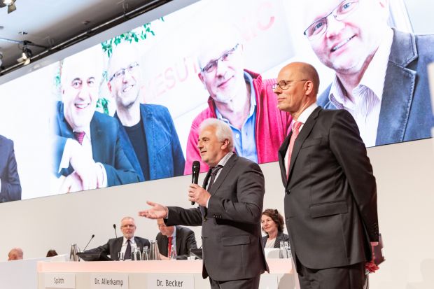 Geschäftsführer Karl-Heinz Dürrmeier (links) und Vorstandsvorsitzender Dr.-Ing. Johannes Schmidt (rechts) stellen die Mesutronic Gerätebau GmbH auf der Indus Vollversammlung vor. Geschäftsführer Karl-Heinz Dürrmeier (links) und Vorstandsvorsitzender Dr.-Ing. Johannes Schmidt (rechts) stellen die Mesutronic Gerätebau GmbH auf der Indus Vollversammlung vor.