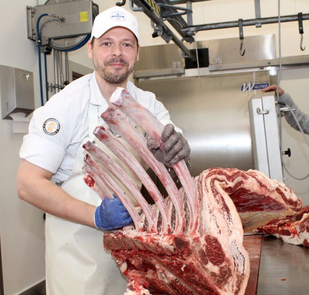 Augustin Keller ist Fleischermeister, Betriebswirt des Handwerks sowie Fleisch-, Wurst- und Schinkensommelier. Augustin Keller ist Fleischermeister, Betriebswirt des Handwerks sowie Fleisch-, Wurst- und Schinkensommelier.