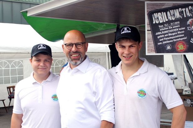 Dreimal Mezger Metzger: Chef Thomas Mezger mit seinen beiden Söhnen Kyle (links) und Tom. Dreimal Mezger Metzger: Chef Thomas Mezger mit seinen beiden Söhnen Kyle (links) und Tom.