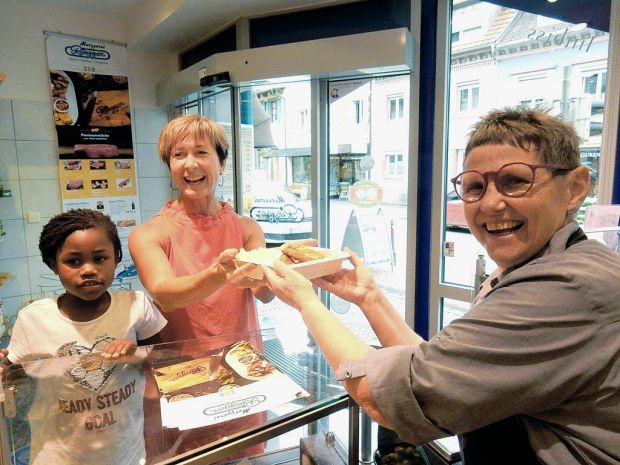 Nicht mehr aus Plastik, sondern aus zertifizierter Zellulose sind die neuen Warmhalteschalen, in denen Fachverkäuferin Christa Weber die Mittagsgerichte ausgibt. Das Konzept kommt bei den Kunden prima an. Nicht mehr aus Plastik, sondern aus zertifizierter Zellulose sind die neuen Warmhalteschalen, in denen Fachverkäuferin Christa Weber die Mittagsgerichte ausgibt. Das Konzept kommt bei den Kunden prima an.