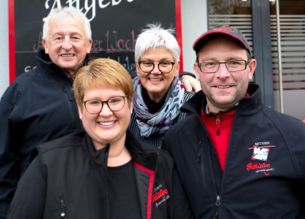 Zwei Generationen ziehen an einem Strang: Manfred und Jutta Schuler (hinten) wollen die Verantwortung auf ihre Tochter Sandra und Schwiegersohn Ruben Schuler abgeben. Zwei Generationen ziehen an einem Strang: Manfred und Jutta Schuler (hinten) wollen die Verantwortung auf ihre Tochter Sandra und Schwiegersohn Ruben Schuler abgeben.
