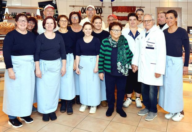 Das Team des Hauptgeschäfts in Wasseralfingen mit Claudia Schuster (rechts) sowie Karl und Traudl Schuster (3. und 6.v.r.) Das Team des Hauptgeschäfts in Wasseralfingen mit Claudia Schuster (rechts) sowie Karl und Traudl Schuster (3. und 6.v.r.)