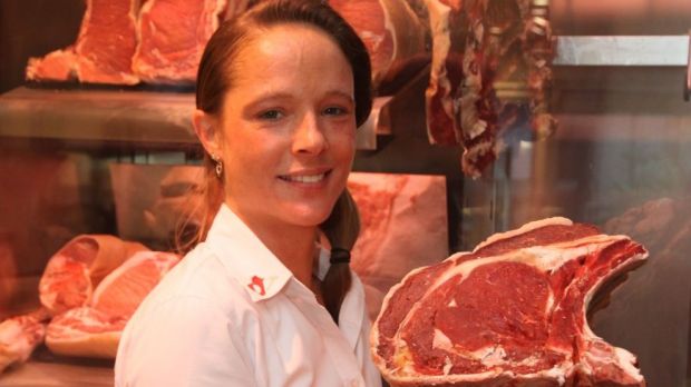 Aus dem Tresor: Fachverkäuferin Jennifer Schlang zeigt ein lange gereiftes Fleischteilstück. Aus dem Tresor: Fachverkäuferin Jennifer Schlang zeigt ein lange gereiftes Fleischteilstück.