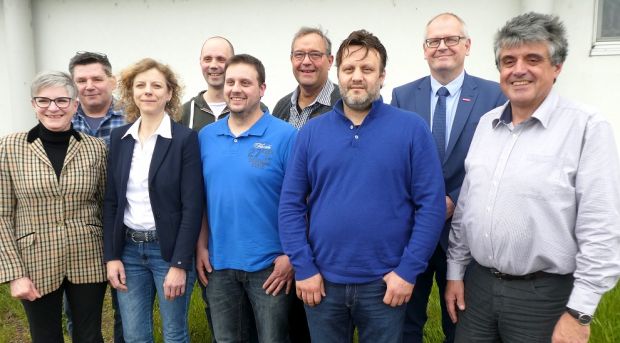 Das Führungs-Team der „Metzgerinnung Main-Rhön“ (von links): stellvertretende Obermeisterin Beatrix Warmuth, Obermeister Alfred Kaiser, Marion Müller, Thomas Michel, Markus Alles, Anton Koob, Volker Bausewein mit HWK-Hauptgeschäftsführer Ludwig Paul und Innungsgeschäftsführer Jürgen Straub. Das Führungs-Team der „Metzgerinnung Main-Rhön“ (von links): stellvertretende Obermeisterin Beatrix Warmuth, Obermeister Alfred Kaiser, Marion Müller, Thomas Michel, Markus Alles, Anton Koob, Volker Bausewein mit HWK-Hauptgeschäftsführer Ludwig Paul und Innungsgeschäftsführer Jürgen Straub.