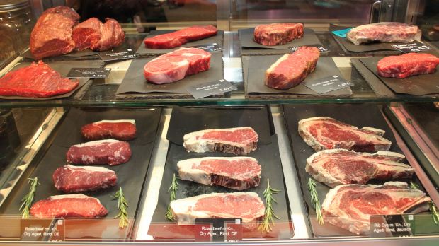 Die besten Stücke im Glasschrank präsentiert: Flanksteak, Rib Eye, Rumpsteak und Roast-beef aus Deutschland. Die besten Stücke im Glasschrank präsentiert: Flanksteak, Rib Eye, Rumpsteak und Roast-beef aus Deutschland.