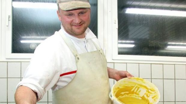Rouladen schneiden und mit herzhaften Einlagen füllen macht Karsten Meyer ebenso viel Spaß wie die Zerlegung und Zubereitung eines selbst erlegten Stücks Wild. „Jeder Tag hat andere Herausforderungen“, lautet seine optimistische Devise. Rouladen schneiden und mit herzhaften Einlagen füllen macht Karsten Meyer ebenso viel Spaß wie die Zerlegung und Zubereitung eines selbst erlegten Stücks Wild. „Jeder Tag hat andere Herausforderungen“, lautet seine optimistische Devise.