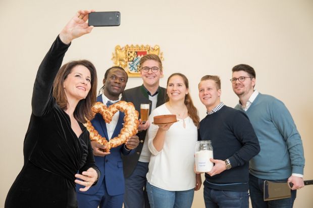 Michaela Kaniber mit ihren fünf Botschaftern (von links): Bäcker, Brauer, Konditorin, Müller und Fleischer stellen sich mit der Ministerin zu einem Selfie.
Michaela Kaniber mit ihren fünf Botschaftern (von links): Bäcker, Brauer, Konditorin, Müller und Fleischer stellen sich mit der Ministerin zu einem Selfie.