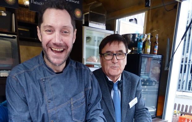 Mirko Reeh (links) und Peter Splettstößer bei der Grillaktion. Mirko Reeh (links) und Peter Splettstößer bei der Grillaktion.