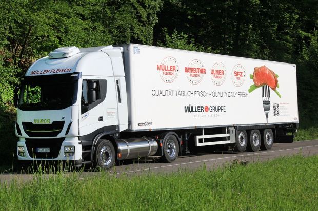 Vor wenigen Wochen stellte die Müller-Gruppe den ersten Iveco Stralis mit Methanmotor in den Dienst.
Vor wenigen Wochen stellte die Müller-Gruppe den ersten Iveco Stralis mit Methanmotor in den Dienst.