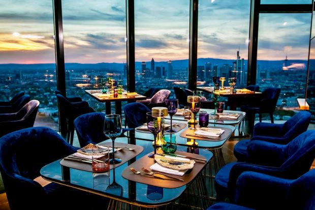 Bodentiefe Panoramafenster geben den Gästen aus 140 Metern Höhe einen spektakulären Blick auf die Frankfurter Skyline frei. Bodentiefe Panoramafenster geben den Gästen aus 140 Metern Höhe einen spektakulären Blick auf die Frankfurter Skyline frei.