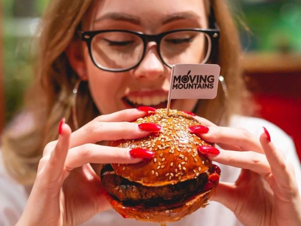In den What's Beef Units können Kunden den Moving Mountain's Burger bereits jetzt testen. In den What's Beef Units können Kunden den Moving Mountain's Burger bereits jetzt testen.