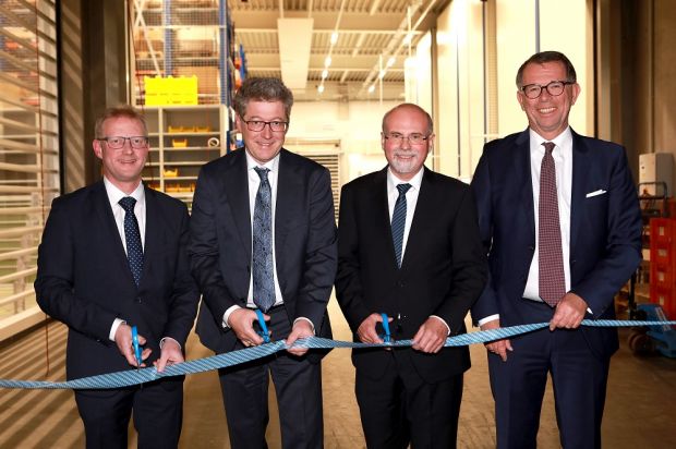 Thomas Meyer, Multivac CTO und COO Guido Spix, Volker Gerloff und Christian Traumann (von links) zerschneiden das Band zur Eröffnung.
Thomas Meyer, Multivac CTO und COO Guido Spix, Volker Gerloff und Christian Traumann (von links) zerschneiden das Band zur Eröffnung.