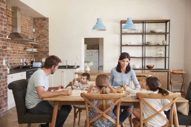 Gemeinsame Mahlzeiten dienen nicht nur der Nahrungsaufnahme. Für Familien sind sie Kommunikationsinseln und wichtige Momente, um sich miteinander auszutauschen. Hinsichtlich der Tageszeit verschiebt sich die Bedeutung: Mittlerweile liegt das Abendbrot mit dem Mittagessen fast gleichauf. Gemeinsame Mahlzeiten dienen nicht nur der Nahrungsaufnahme. Für Familien sind sie Kommunikationsinseln und wichtige Momente, um sich miteinander auszutauschen. Hinsichtlich der Tageszeit verschiebt sich die Bedeutung: Mittlerweile liegt das Abendbrot mit dem Mittagessen fast gleichauf.