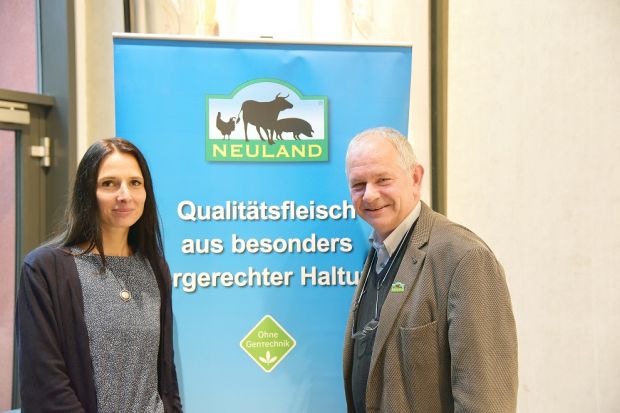 Maria Schöne, Projektleiterin für die Online-Handelsplattform, und Neuland-Sprecher Jochen Dettmer präsentierten die neue Vermarktungsoffensive. Maria Schöne, Projektleiterin für die Online-Handelsplattform, und Neuland-Sprecher Jochen Dettmer präsentierten die neue Vermarktungsoffensive.