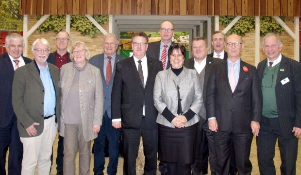 Stehen für den Erhalt bäuerlicher Strukturen: Der Neuland-Vorstand mit BMEL-Staatssekretär Hans-Joachim Fuchtel (Mitte), MdEP Maria Noichl (5.v.r.), DBV-Generalsekretär Bernhard Krüsken (4.v.r.) und Friedrich Ostendorff, agrarpolitischer Sprecher der Grünen ( 3.v.l.). Stehen für den Erhalt bäuerlicher Strukturen: Der Neuland-Vorstand mit BMEL-Staatssekretär Hans-Joachim Fuchtel (Mitte), MdEP Maria Noichl (5.v.r.), DBV-Generalsekretär Bernhard Krüsken (4.v.r.) und Friedrich Ostendorff, agrarpolitischer Sprecher der Grünen ( 3.v.l.).