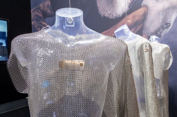 Rundum geschützt: Die Friedrich Münch GmbH präsentiert zur Messe den neuen Ringgeflecht-Bolero mit integrierten Ärmeln aus rostfreiem Edelstahl.
Rundum geschützt: Die Friedrich Münch GmbH präsentiert zur Messe den neuen Ringgeflecht-Bolero mit integrierten Ärmeln aus rostfreiem Edelstahl.