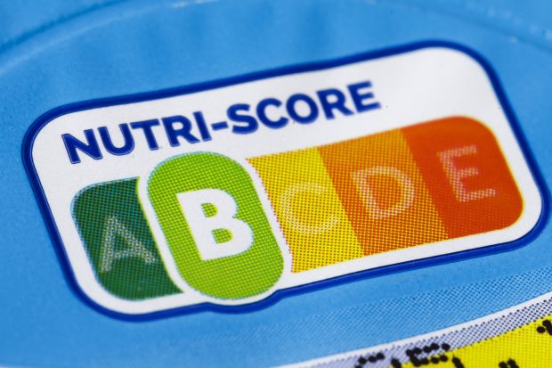 Lebensmittelampel Nutri-Score auf der Verpackung eines Lebensmittels. Lebensmittelampel Nutri-Score auf der Verpackung eines Lebensmittels.