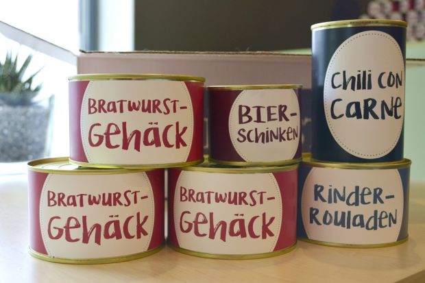 Kühlboxen kommen für den Web-Shop der Metzgerei Ullrich nicht in Frage: Die Dosen und Gläser verpackt die Inhaberin in einen Karton und versendet sie an die Kunden. Kühlboxen kommen für den Web-Shop der Metzgerei Ullrich nicht in Frage: Die Dosen und Gläser verpackt die Inhaberin in einen Karton und versendet sie an die Kunden.