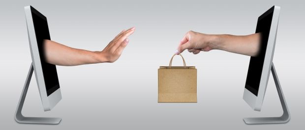 Mit der Wahl der Einkaufsstätte – online oder stationär – fördern Konsumenten bestimmte Unternehmen und Wirtschaftsstrukturen. Mit der Wahl der Einkaufsstätte – online oder stationär – fördern Konsumenten bestimmte Unternehmen und Wirtschaftsstrukturen.