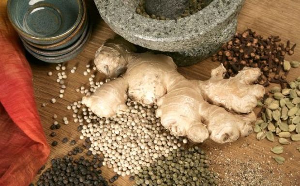 Pfeffer, Kardamom, Nelken, Ingwer und vieles mehr: Auf dem Sonnenhof von Ecoland sind bis zu 100 verschiedene Gewürze auf Lager. Pfeffer, Kardamom, Nelken, Ingwer und vieles mehr: Auf dem Sonnenhof von Ecoland sind bis zu 100 verschiedene Gewürze auf Lager.
