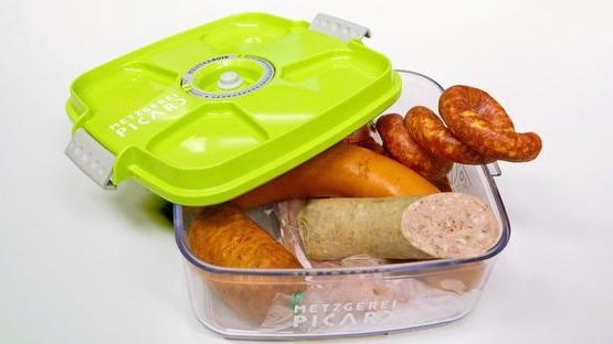Dank des Vakuumverschlusses der Dose bleiben die Produkte länger frisch. Mit den Reglern im Deckel kann der Kunde das Kaufdatum einstellen. Dank des Vakuumverschlusses der Dose bleiben die Produkte länger frisch. Mit den Reglern im Deckel kann der Kunde das Kaufdatum einstellen.