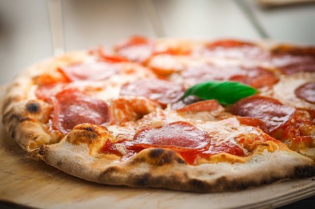 Pizza aus dem Steinofen mit Salami. Pizza aus dem Steinofen mit Salami.