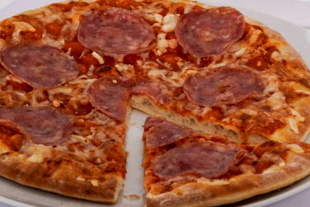 Salamipizza enthält mehr Salz als Pizzen mit Gemüse, stellte das Max Rubner-Institut fest. Salamipizza enthält mehr Salz als Pizzen mit Gemüse, stellte das Max Rubner-Institut fest.