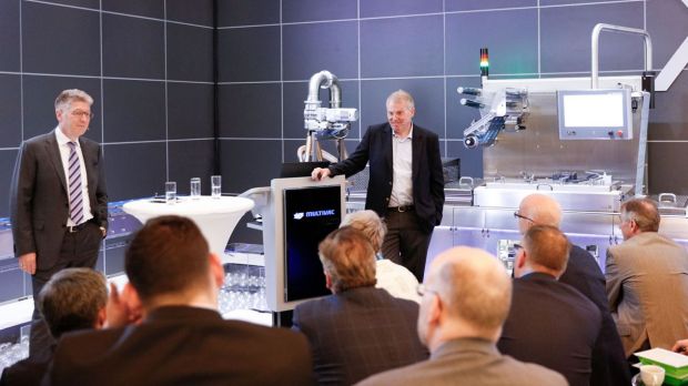 Auf der IFFA gaben die Geschäftsführer von Multivac Hans-Joachim Boekstegers (CEO) und Guido Spix (CTO/COO) einen Überblick über die aktuelle Geschäftsentwicklung. Auf der IFFA gaben die Geschäftsführer von Multivac Hans-Joachim Boekstegers (CEO) und Guido Spix (CTO/COO) einen Überblick über die aktuelle Geschäftsentwicklung.