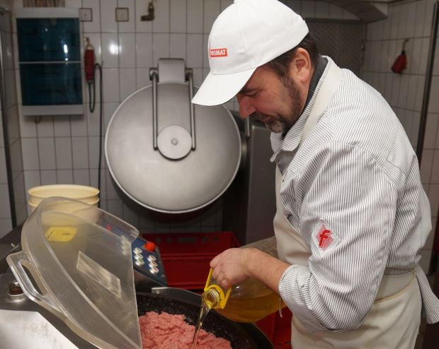 Immer mehr Auflagen lassen den Fleischern immer weniger Zeit für die eigentliche Arbeit: die Produktion frischer und geschmacklich hochwertiger Wurst. Immer mehr Auflagen lassen den Fleischern immer weniger Zeit für die eigentliche Arbeit: die Produktion frischer und geschmacklich hochwertiger Wurst.