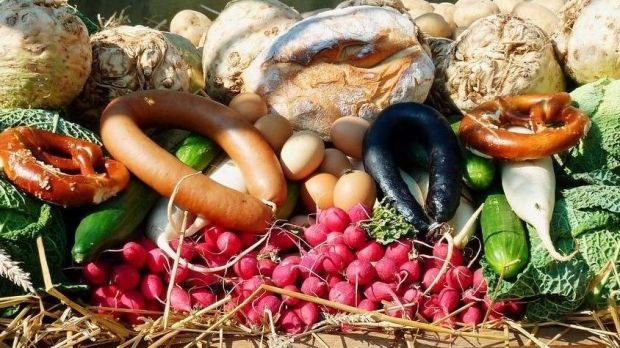 Der Lebensmitteleinzelhandel trägt unter anderem mit Bio-Angeboten dazu bei, Umweltbelastungen im Ernährungsbereich zu reduzieren. Der Lebensmitteleinzelhandel trägt unter anderem mit Bio-Angeboten dazu bei, Umweltbelastungen im Ernährungsbereich zu reduzieren.