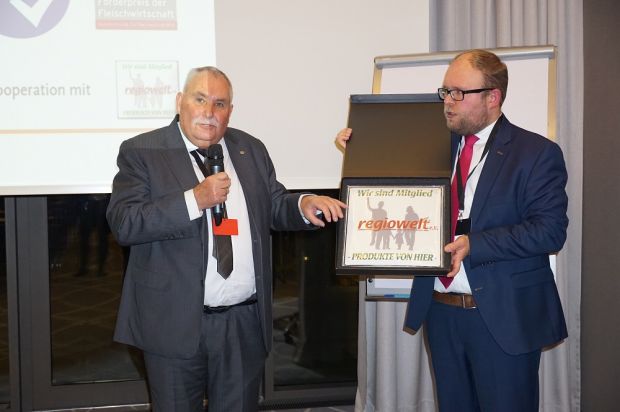 Exklusiv und kontrolliert: Wilfried Kurrat (links) und Andreas Schmadel stellten das neue Siegel für „Produkte von hier“ vor. Exklusiv und kontrolliert: Wilfried Kurrat (links) und Andreas Schmadel stellten das neue Siegel für „Produkte von hier“ vor.