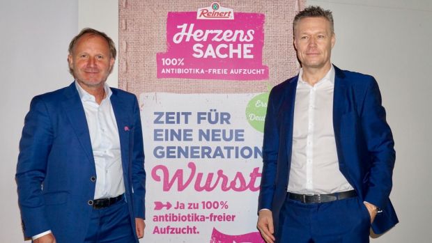 Treiben das Programm ohne Antibiotika voran: Hans-Ewald Reinert (links) und Thomas Skouv Hansen (Danish Crown). Treiben das Programm ohne Antibiotika voran: Hans-Ewald Reinert (links) und Thomas Skouv Hansen (Danish Crown).