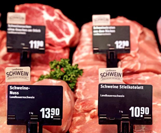 Das ganze Schwein ist ein Edelteil: Neben den gängigen Zuschnitten soll es künftig auch Zunge, Nuss oder Schälrippchen aus der Landbauern Schwein-Range geben. Das ganze Schwein ist ein Edelteil: Neben den gängigen Zuschnitten soll es künftig auch Zunge, Nuss oder Schälrippchen aus der Landbauern Schwein-Range geben.