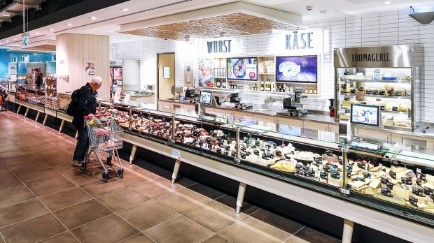 An der insgesamt 16 Meter langen Bedientheke will Rewe mit einer breiten Auswahl an Käse, Fisch, Fleisch und Wurst punkten. An der insgesamt 16 Meter langen Bedientheke will Rewe mit einer breiten Auswahl an Käse, Fisch, Fleisch und Wurst punkten.